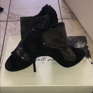 Elizabeth and James Black Pumps